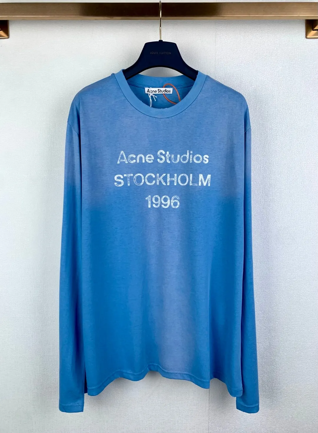 ACNE Studios spray-painted distressed printed logo long-sleeved T-shirt. Customized cloud velvet cool ski-feel cotton. Smooth drape. Delicate Breathable. A touch of glacier blue blooms quietly. Relaxed and alienated. Luxurious. The Acne Studios logo pattern is embellished on the chest. The uneven depth of the letter strokes is like the mark engraved by the years. It is sublimated by the imperfection of spray-painting and distressing to form a visual collision between softness and strength. Needless to say, the design speaks for itself. Let the clothes become an extension of the wearer's personality. Process 1: Use glue printing. The chest printing is modified three times by the film screen. Use glue liquid paint to print the pattern on the fabric. Bake the fabric to fix the printed pattern. Process 2: Gradient distressing spray process. By spraying dyes of different colors on the surface of the fabric, the clothes can show rich color changes under different lights and increase the visual layering. Process 3: Many parts of the body are worn by pure manual regular positioning. Manual brush marks. Add texture and depth to the surface of clothing to imitate the texture of natural wear. Process 4: The fabrics have been fermented and washed. They have a better hand feel. They are not easy to deform, shrink or fade. They maintain long-term beauty. Accessories: Customized 1:1 Acne trademark. Version: Loose version. Size: S M L XL